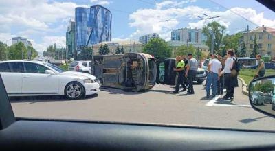 Un Renault s-a răsturnat pe un sens giratoriu din capitală. Traficul a fost paralizat, iar circulația troleibuzelor - afectată - Photo