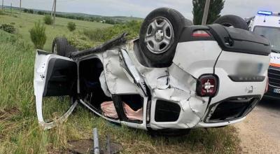 (FOTO) Un automobil a fost lovit de un tren marfar. Impactul nu putea fi evitat - Photo