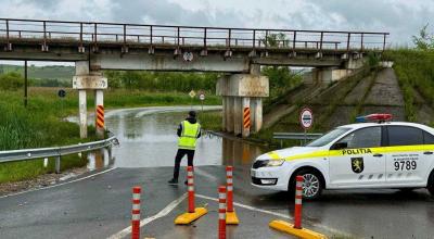 Circulația în zona Podului Negrești, din raionul Strășeni, rămâne blocată din cauza apei acumulate - Photo