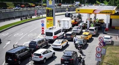 Rușii se ceartă în cozile la benzinărie. În unele regiuni s-a ajuns la violență și altercații - Photo