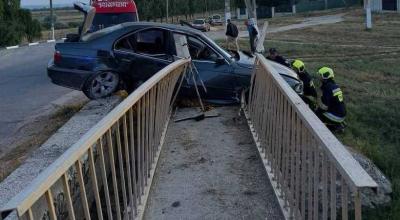 Șoferul unui BMW și-a pierdut viața, după ce s-a izbit cu mașina în balustrada unui pod - Photo
