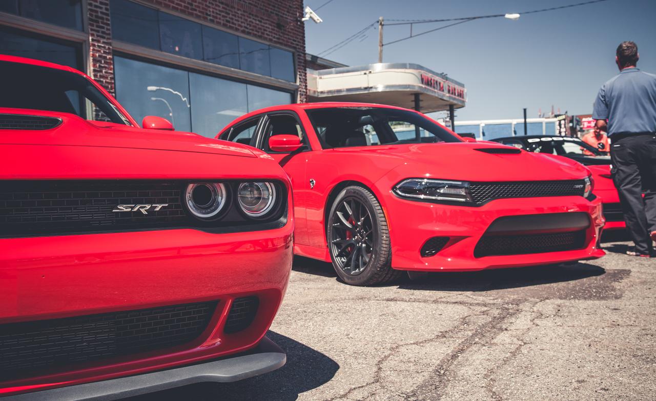 Dodge Challenger Hellcat vs Demon